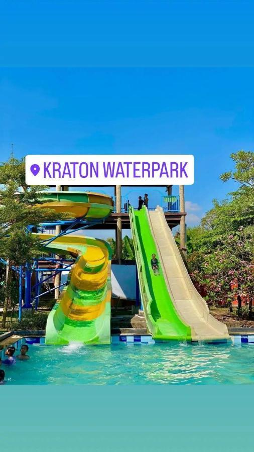 Ndalem Kraton Hotel Sidoarjo Kültér fotó